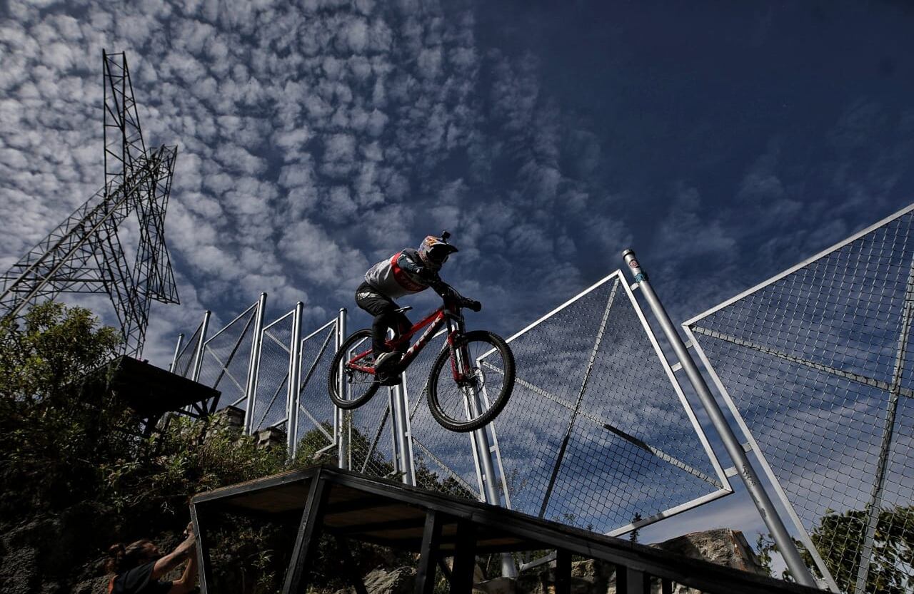 Red Bull Monserrate Cerro Abajo, la carrera de downhill urbano más larga del mundo culminó con éxito
