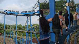 Imágenes de la evacuación de montaña rusa en el Parque del Café.