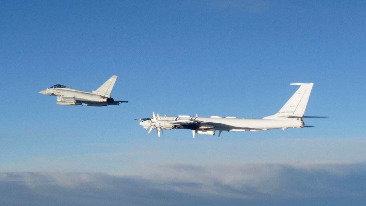 En esta imagen dada a conocer por el gobierno británico muestra el momento en que el Typhoon de la RAF, monitoreaba el avión Tupolev Tu-142 de los rusos sobre las islas Shetland.