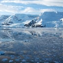 Si un avión sobrevuela la Antártida, puede exponerse a algunas situaciones de peligro.