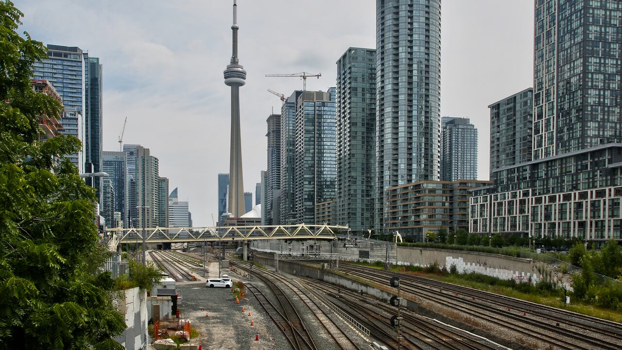 En este país de cerca de 38 millones de habitantes, cerca de 7,9 millones son extranjeros.