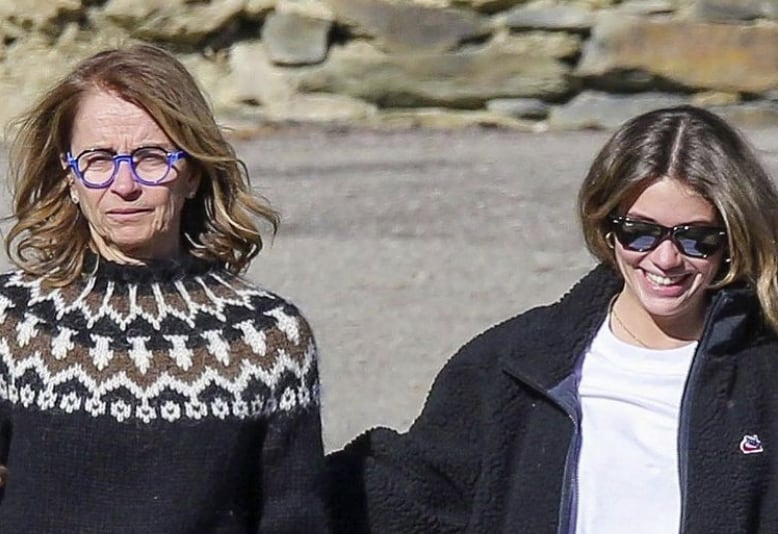 Montserrat Bernabeu, madre de Gerard Piqué, junto con Clara Chía.