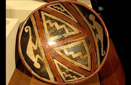 Copa polícroma de la cultura Nariño, con 500 años de antigüedad, justo antes de la colonización española. Se caracteriza por las figuras zoomorfas y geométricas. 