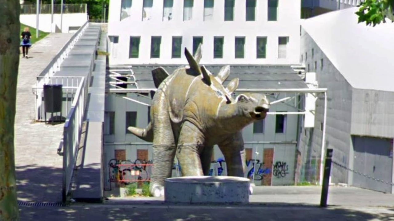 El hombre fue encontrado en el interior de esta figura decorativa de un dinosaurio, junto a los cines del edificio Cubics.
