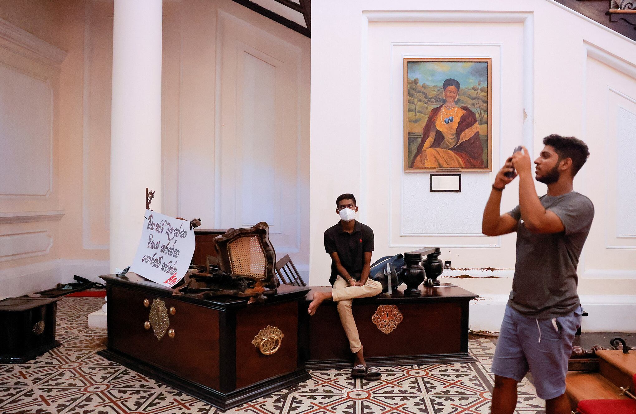 En imágenes : Manifestantes de Sri Lanka ocupan residencias de presidente y primer ministro