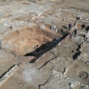 Los trabajadores se ven en una finca rural de 1.200 años de antigüedad, descubierta durante las excavaciones realizadas por la Autoridad de Antigüedades de Israel durante la expansión de la ciudad de Rahat, Israel, el martes 23 de agosto de 2022. Ubicado en el sur de Israel, cerca de la ciudad beduina de Rahat, el edificio se remonta a principios del período islámico en los siglos VIII o IX. (Foto AP/Tsafrir Abayov)
