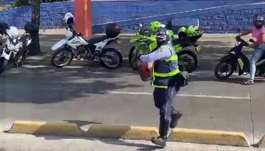 El agente intentó detener a un par de motociclistas que transitaban por el carril del Mío lanzándoles un cono.