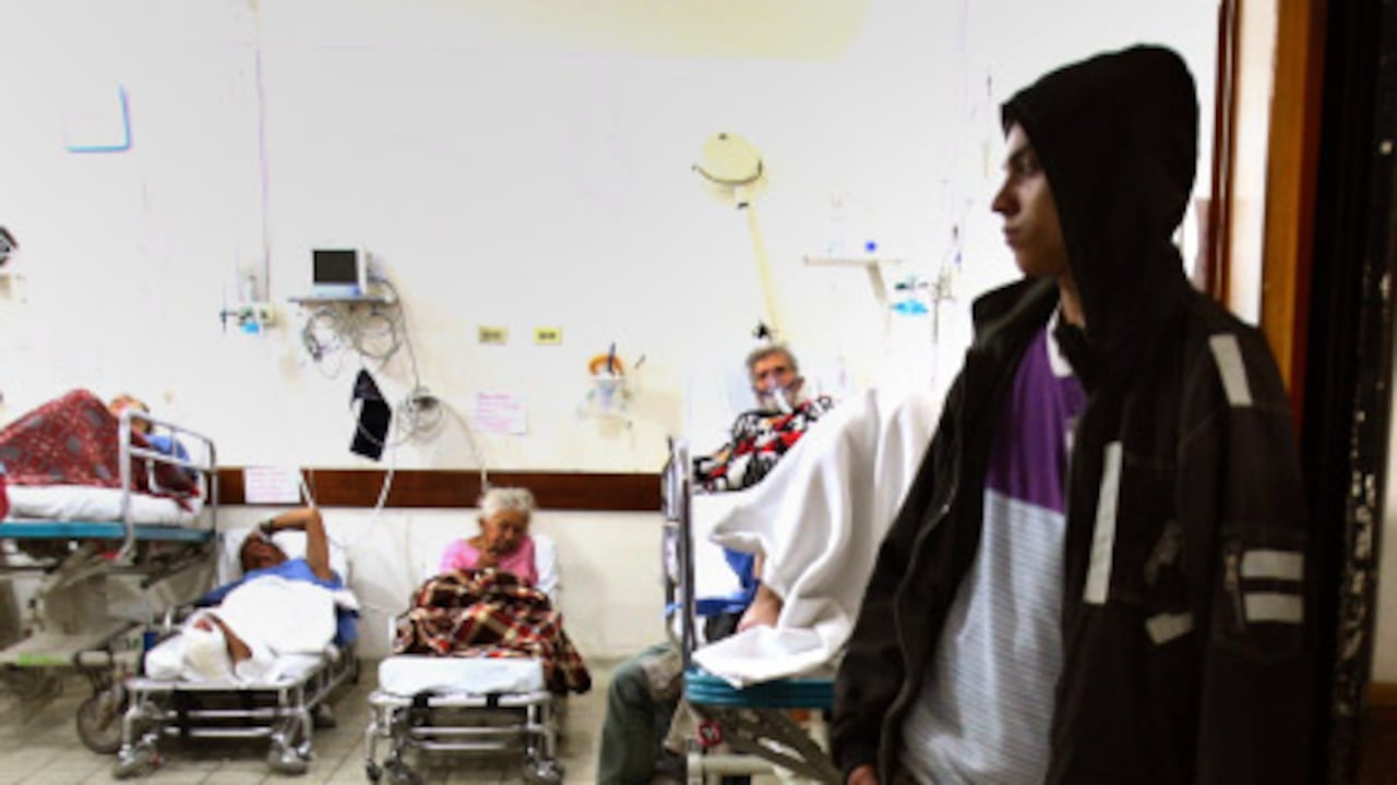 Hospital Simón bolívar. A la sala de urgencias de este hospital de tercer nivel llegan más de 100 pacientes en una mañana. Los enfermos no caben en los cuartos, por eso los acomodan en los corredores.