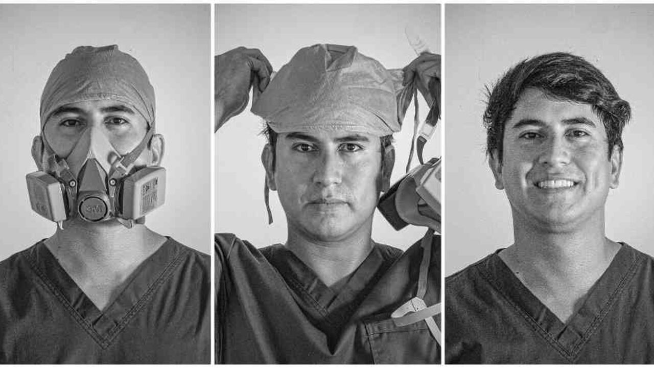 A veces durante todo el turno, el doctor Galvis no podía ni tomarse un vaso de agua, siempre estaba el riesgo de quitarse los elementos de protección. Foto: Daniel Padilla