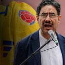 La camiseta de la Selección Colombia y el senador y aspirante presidencial Iván Cepeda Castro