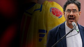 La camiseta de la Selección Colombia y el senador y aspirante presidencial Iván Cepeda Castro