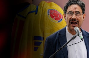 La camiseta de la Selección Colombia y el senador y aspirante presidencial Iván Cepeda Castro