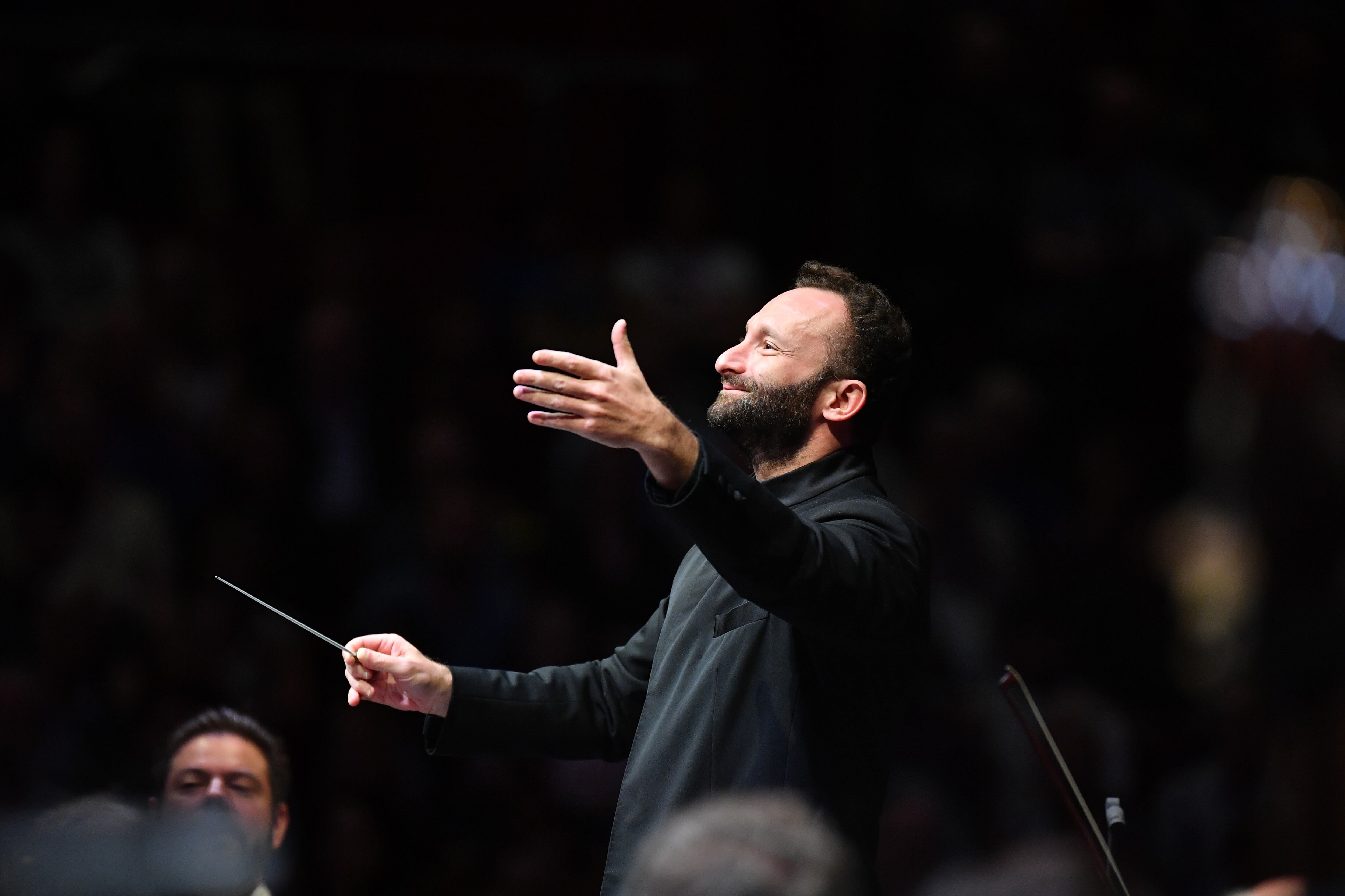 Kirill Petrenko dirigió la Berliner en 2006, como invitado, e ingresó como director titular en 2019. La ansiedad fue parte de su expectativa, pero hoy es parte de una familia única que abraza su visión.