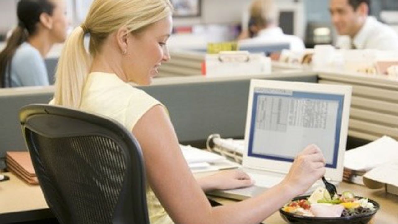 Almorzar en el escritorio no es bueno para la salud.