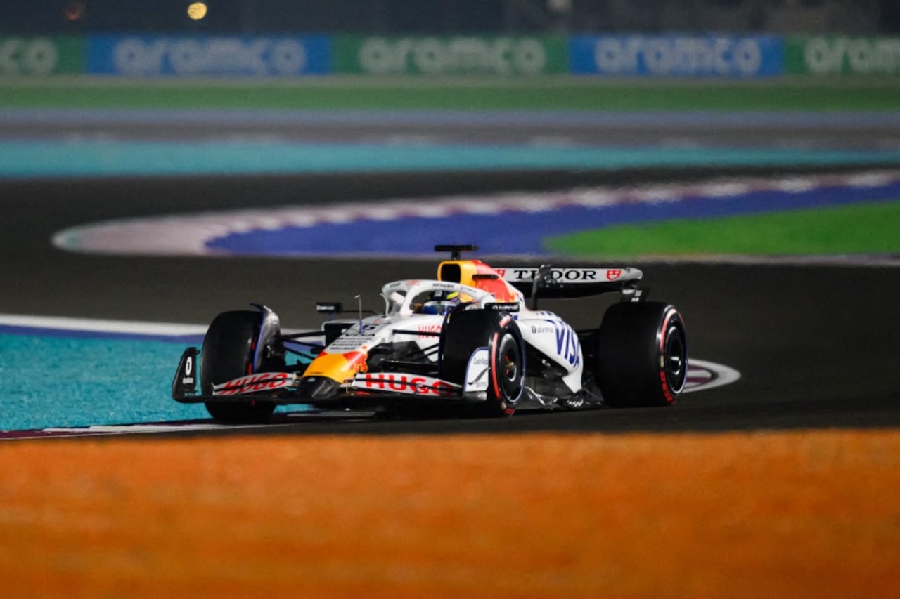 Isack Hadjar, del equipo de Fórmula Uno RB de la aplicación Visa Cash, participa en las clasificaciones en el Circuito Internacional de Lusail en Qatar el 29 de noviembre de 2025