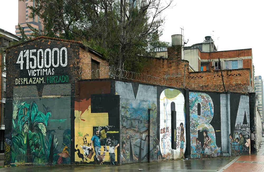 Chirrete Golden. Grafiti  realizado en honor a las víctimas del desplazamiento forzado en 2012.