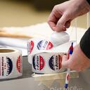 Un votante se ayuda a sí mismo con una calcomanía de "Yo voté" después de emitir su boleta en la primera hora de votación en Nueva York en el Madison Square Garden, el martes 3 de noviembre de 2020. Foto: AP / Mary Altaffer.