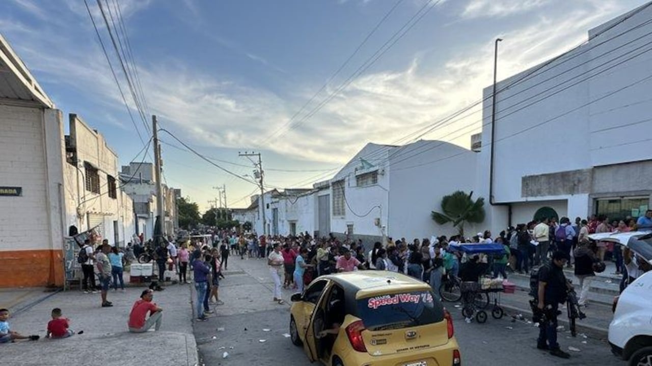 Filas para reclamar el subsidio solidario.