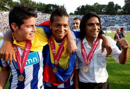 Los jugadores del FC Oporto, el colombiano James Rodríguez (izq.) Guarín (centro) y Ramadel Falcao celebran luego de ganar la Copa de Portugal contra el Vitoria de Guimaraes disputada en el estadio Nacional de Oeiras, cerca de Lisboa, Portugal.