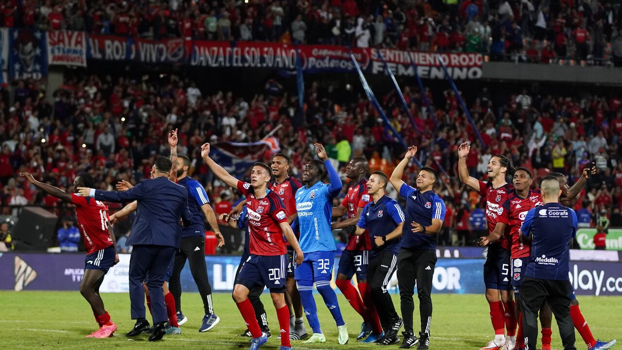 Jugadores del Medellín celebran luego de ganar un partido en el Atanasio Girardot.