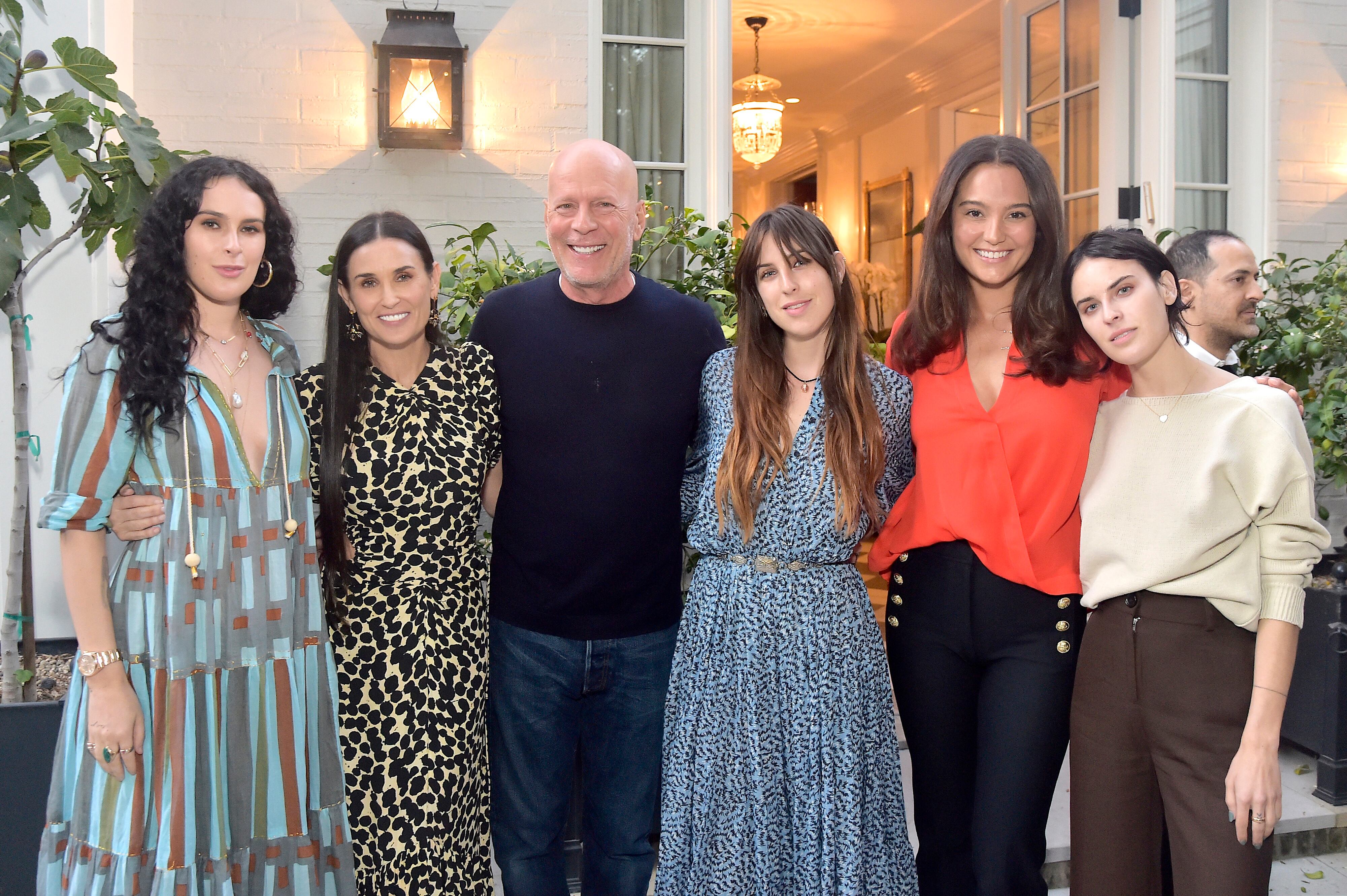 Rumer Willis, Demi Moore, Bruce Willis, Scout Willis, Emma Heming Willis y Tallulah Willis asisten a la fiesta del libro 'Inside Out' de Demi Moore el 23 de septiembre de 2019 en Los Ángeles