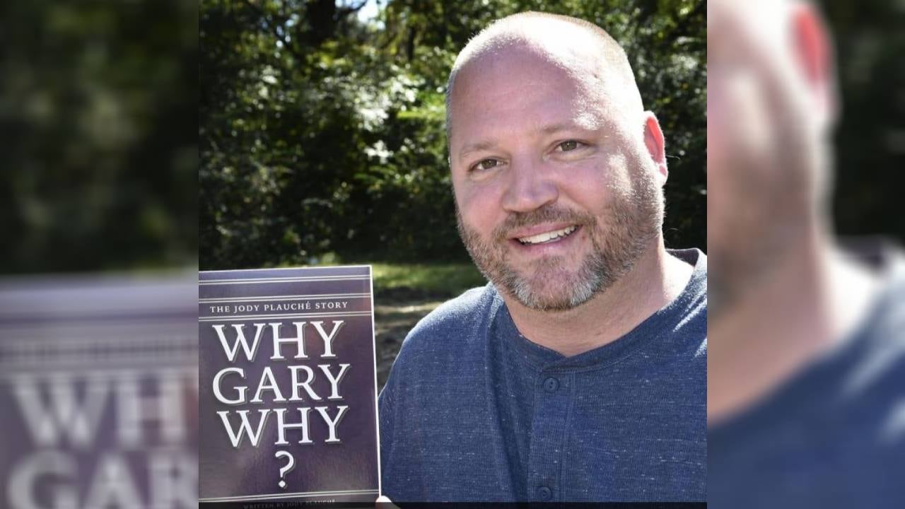 Jody Plauche en la actualidad- con el libro que relata lo que padeció.