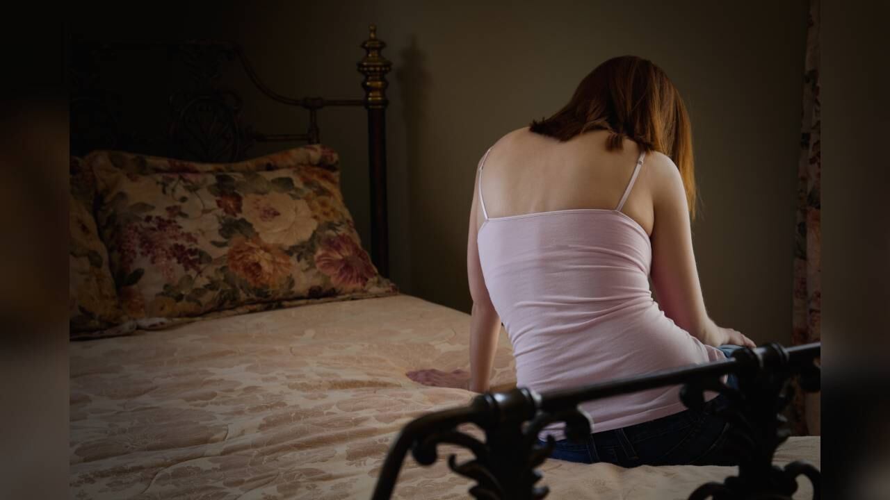 Una mala postura al dormir o en la silla del escritorio, pueden generar los dolores de espalda. Foto: GettyImages.