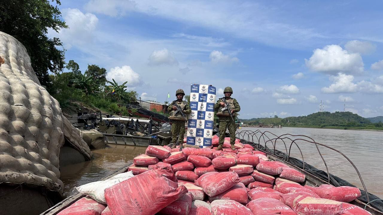 Uniformados de la Armada incautando las toneladas de cemento.