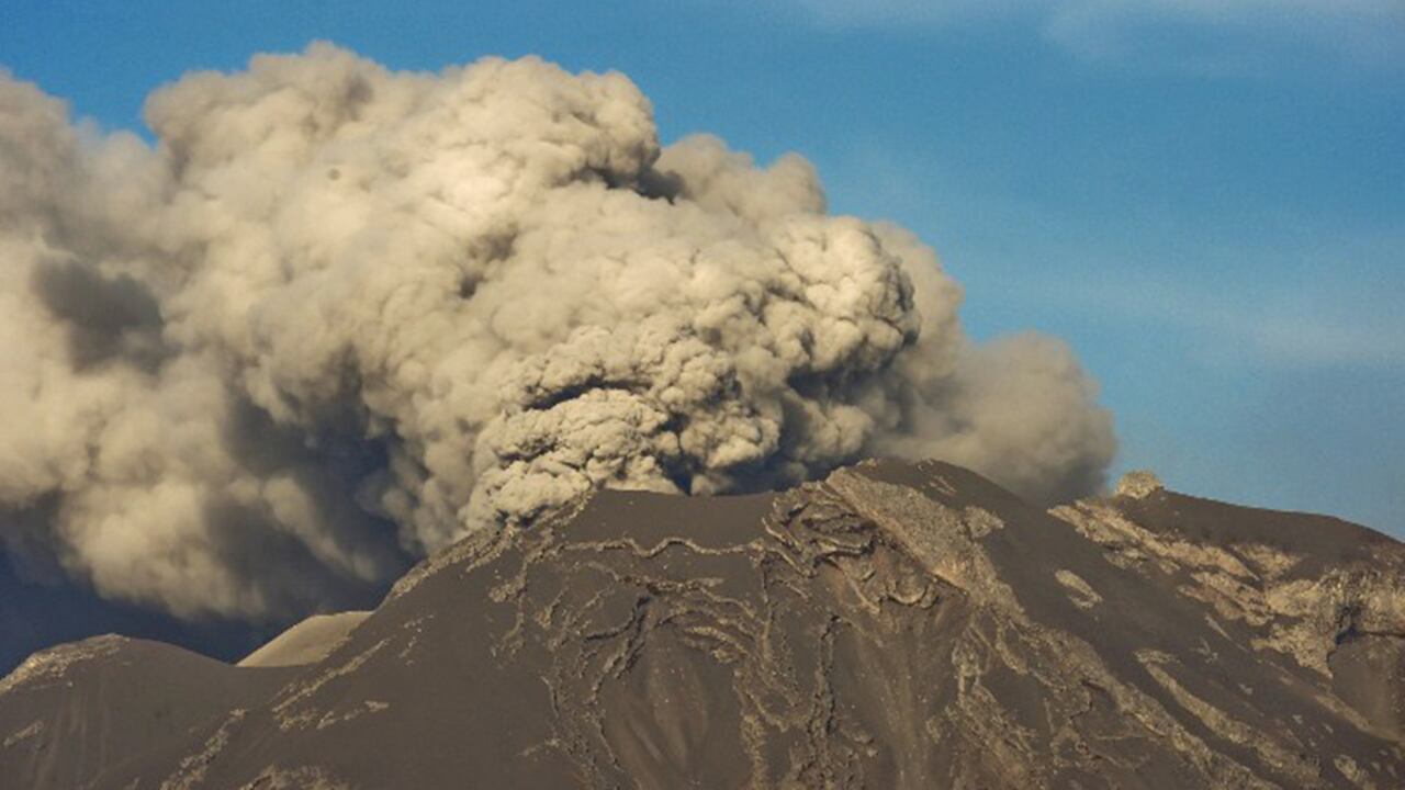 Una panorámica del volcán Calbuco tomada desde La Ensenada, en la Región de Los Lagos, Chile.
