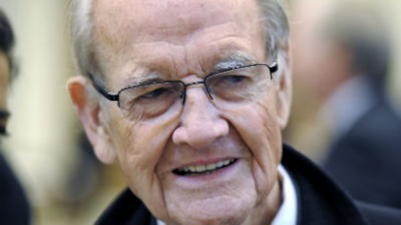 Foto de archivo tomada el 22 de enero de 2011 del exaspirante presidencial y senador estadounidense George McGovern a su llegada al funeral de R. Sargent Shriver en la parroquia de Nuestra Señora de la Misericordia en Potomac, a las afueras de Washington DC (Estados Unidos).