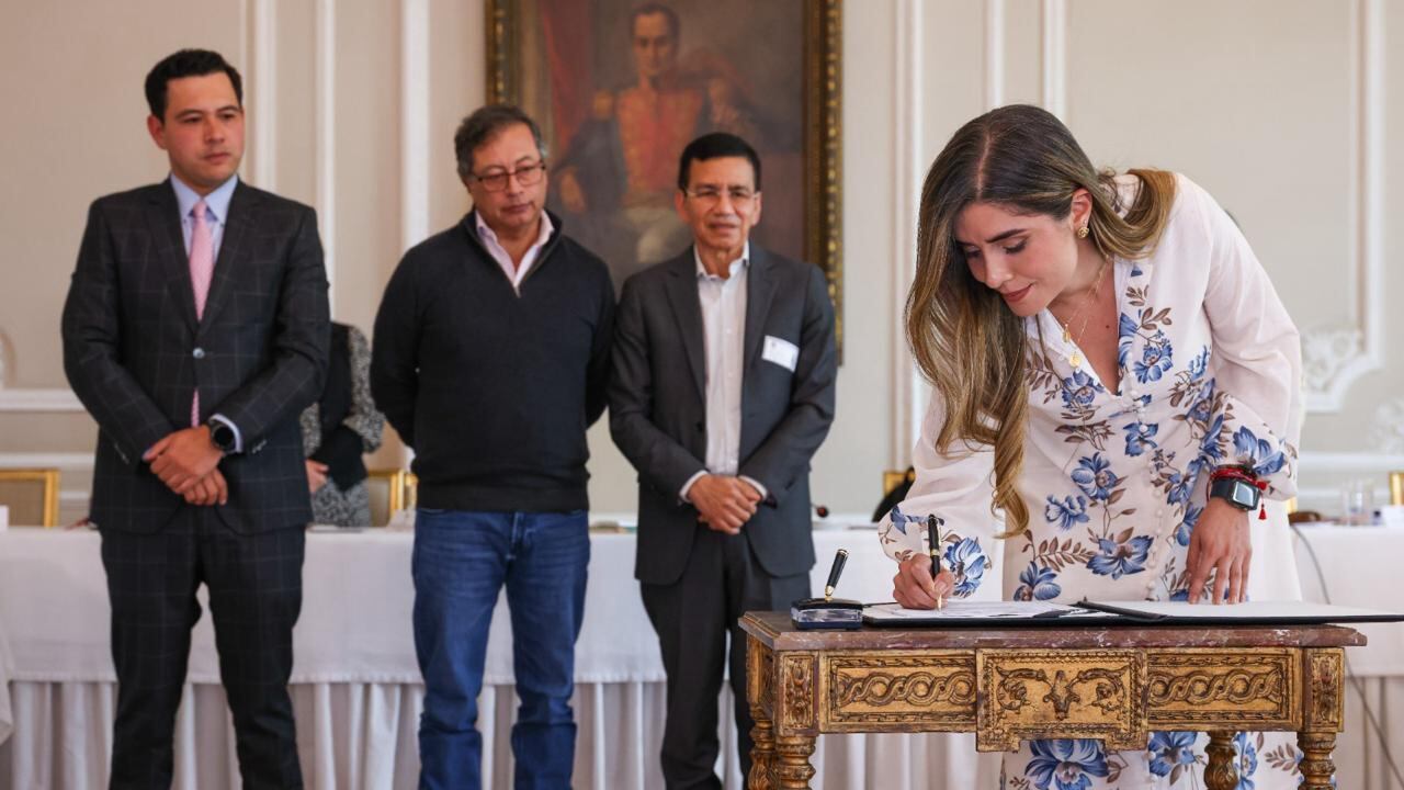 La presidenta del Fondo Nacional del Ahorro, Laura Roa, junto con el presidente Gustavo Petro.