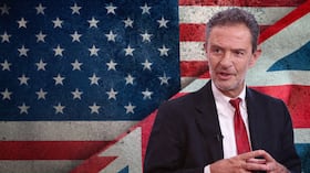 Omar Bula Escobar, nuevo canciller colombiano. Y, atrás, las banderas de Estados Unidos y del Reino Unido