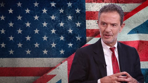Omar Bula Escobar, nuevo canciller colombiano. Y, atrás, las banderas de Estados Unidos y del Reino Unido