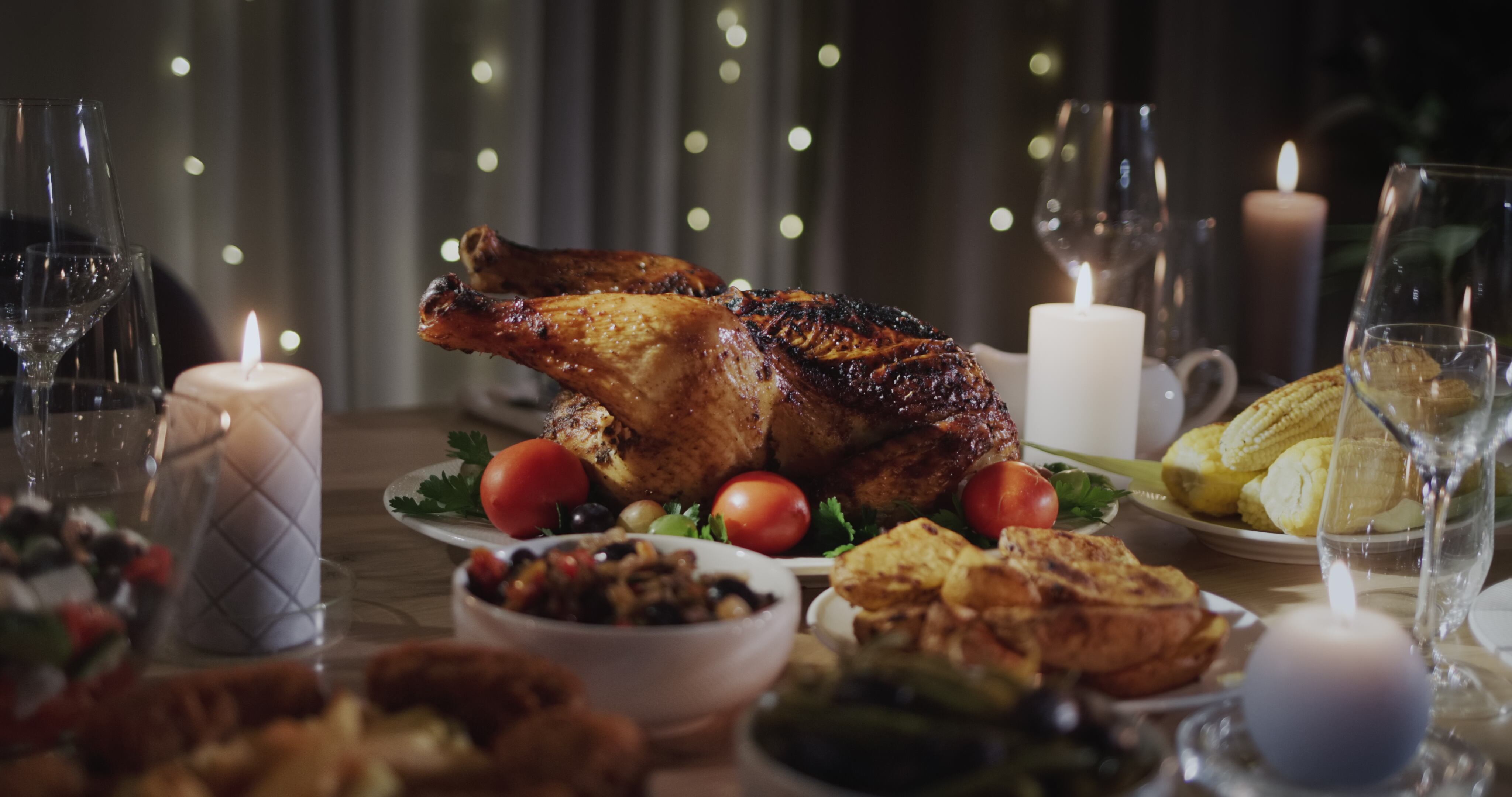 En los hogares, las cenas festivas
giran en torno a platos como el pavo asado.