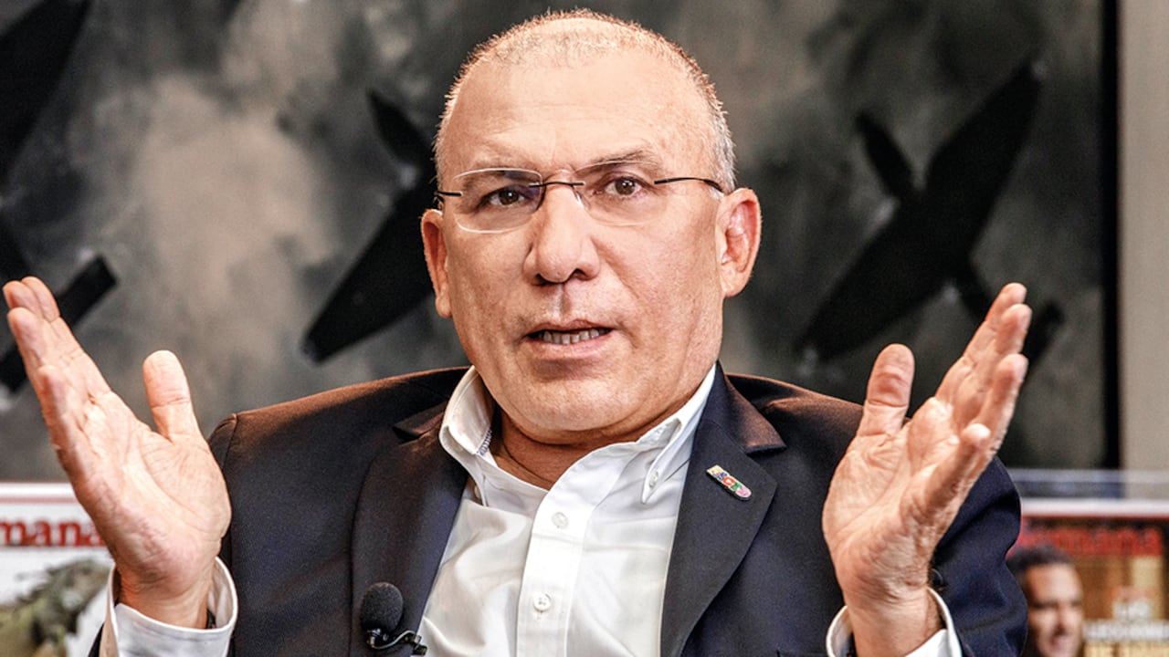 Para Roy Barreras, presidente del Senado, “no deben sorprender las diferencias de método y orientación entre Prada y Corcho”.