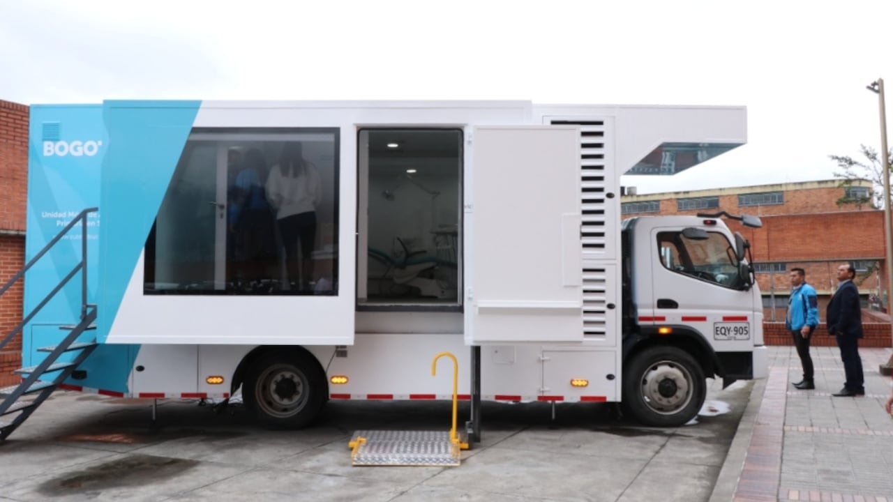 La unidad móvil es un vehículo tipo furgón con las adecuaciones para realizar la atención de usuarios. En su interior cuenta con dos consultorios.