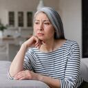 Triste deprimida cansada solitaria divorciada madre enferma mujer madura sintiéndose mal, malsana, sufriendo de crisis de mediana edad en el encierro, distancia social