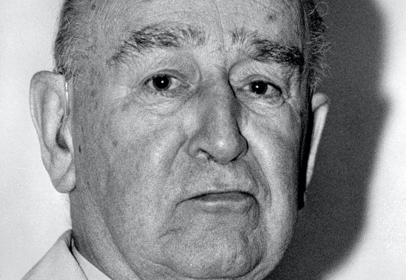 ARCHIV - Josef Schwammberger am 29. April 1992 in Stuttgart. Schlagzeilen machte  der Prozess gegen den ehemaligen SS-Oberscharfuehrer Josef Schwammberger, der 1992 vom Landgericht Stuttgart wegen Verbrechen in Zwangsarbeitslagern in Polen eine lebenslange Haftstrafe erhielt und 2004 im Alter von 92 Jahren hinter Gittern starb.  Die ersten Prozesse, die sich in der Bundesrepublik gegen NS-Verbrecher richteten, kamen meist nach dem Zufallsprinzip zustande: Zum Beispiel, weil ein Opfer einen T‰ter erkannte oder sich ein Belasteter selbst verriet. (AP Photo/pool,file)---FILE -  Former Nazi concentration camp commander Josef Schwammberger is seen in the dock during his trial in Stuttgart, southwestern Germany, April 29, 1992.  (AP Photo, Pool,file)