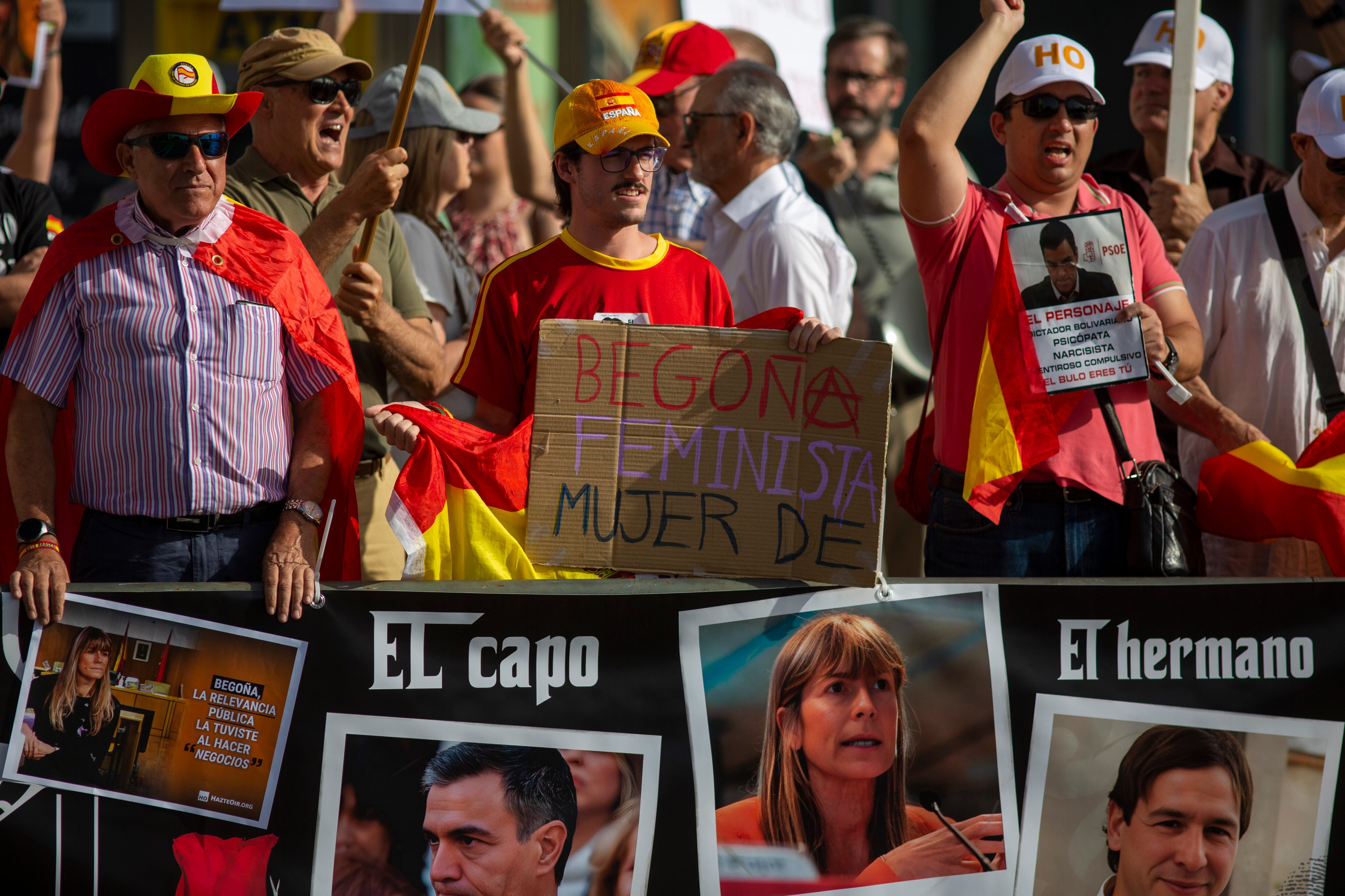 Protestantes contra el gobierno de Pedro Sáchez, su esposa y hermano