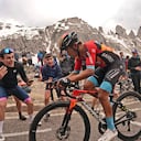 Santiago Buitrago recibiendo los aplausos del público en Tre Cime di Lavaredo.