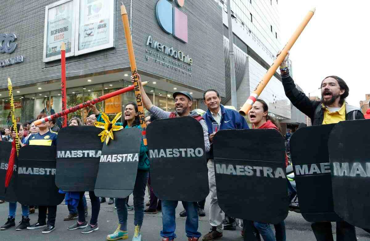 Los ánimos del magisterio se caldearon después de que Santos anunciara que los maestros que quisieran recibir el salario de los días no trabajados tendrían que recuperar las horas de perdidas. Foto: Guillermo Torres / SEMANA