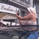 ¿Karol G se llevó el celular de un seguidor en Alemania?