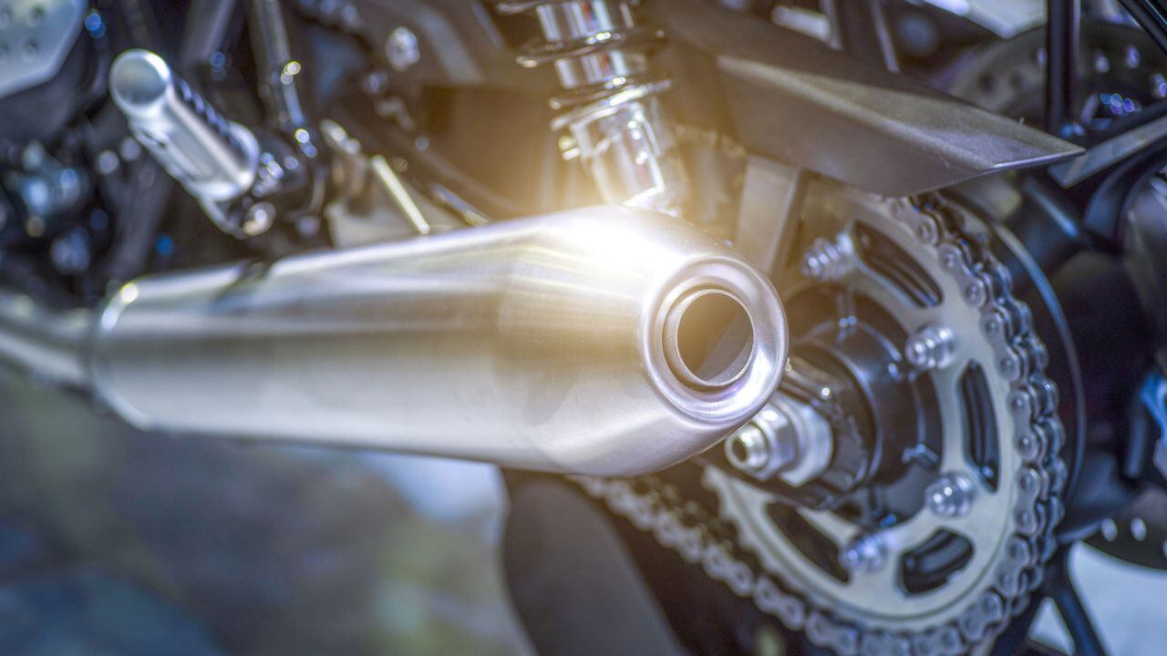 Tubo de escape de una moto.