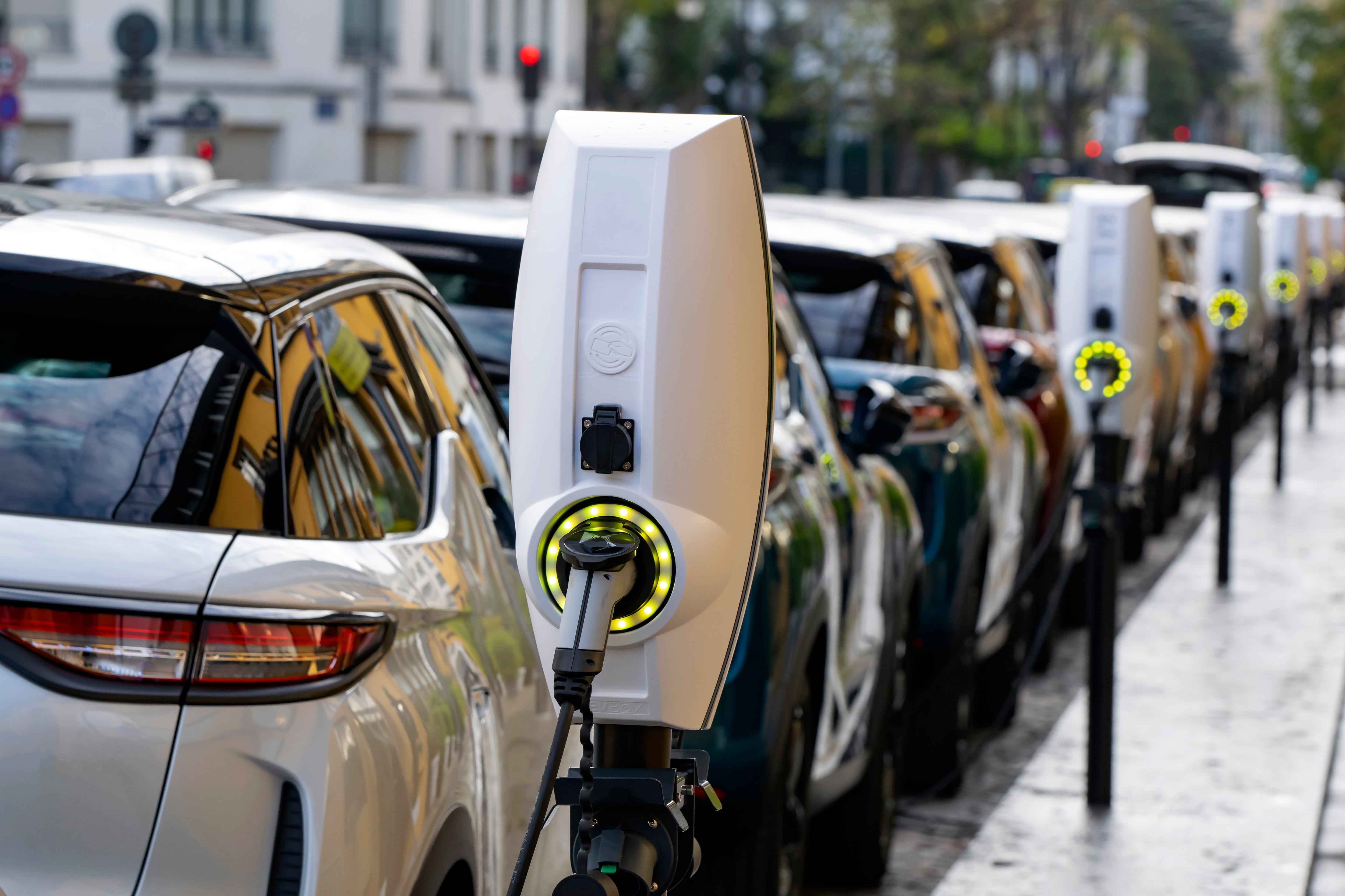La participación de los vehículos electrificados superó por primera vez la mitad del mercado automotor colombiano durante un mes.