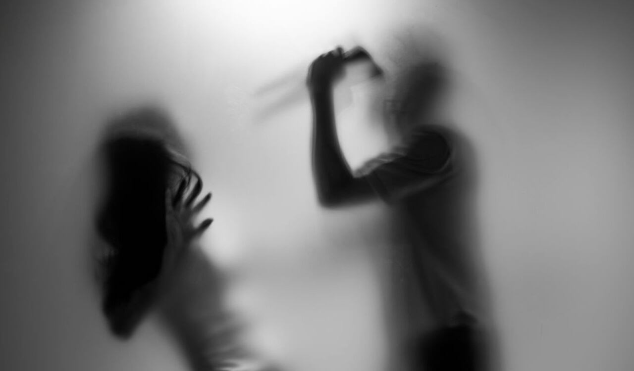 Según el relato de un testigo, el hombre apuñaló a la mujer