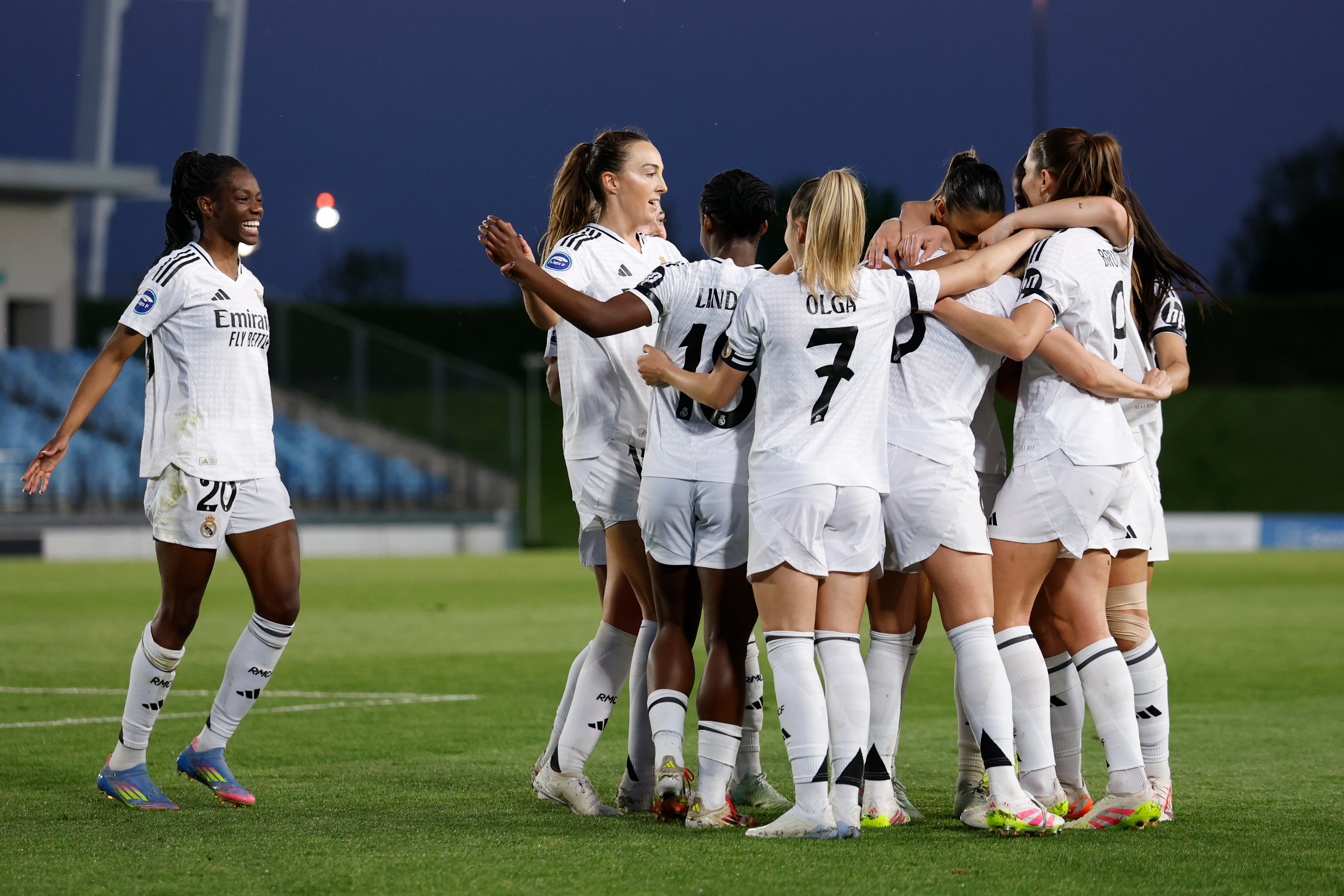 Real Madrid Femenino golea y no le pierde la vista a Barcelona en la tabla.