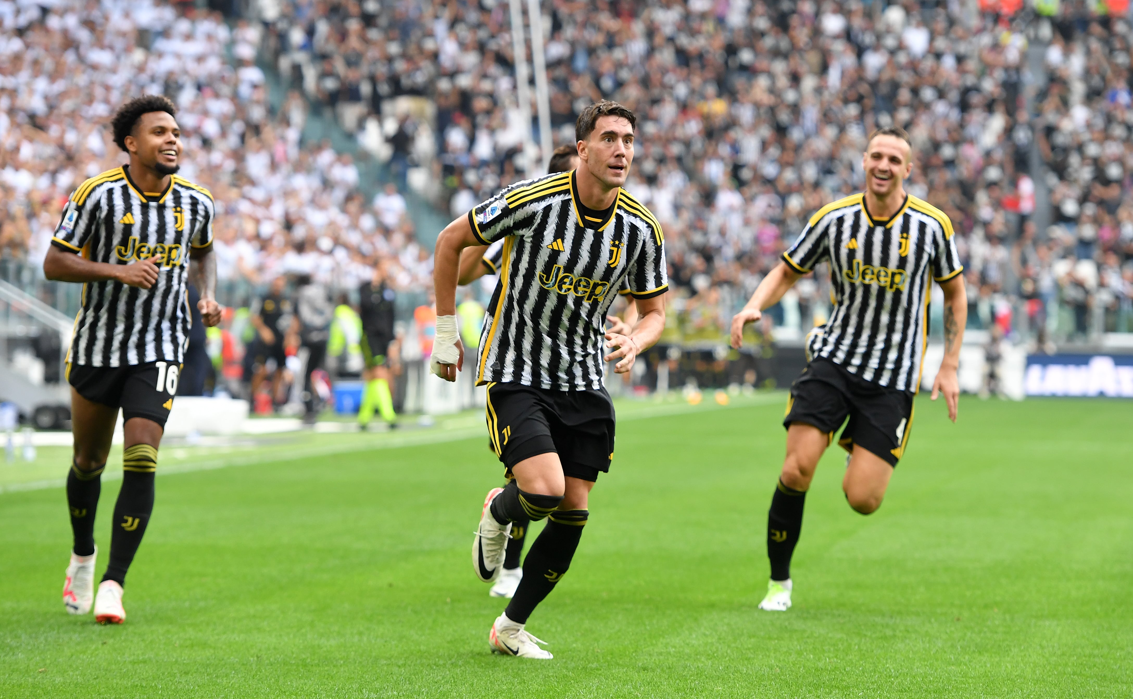 Dusan Vlahovic hizo dos goles ante la Lazio.