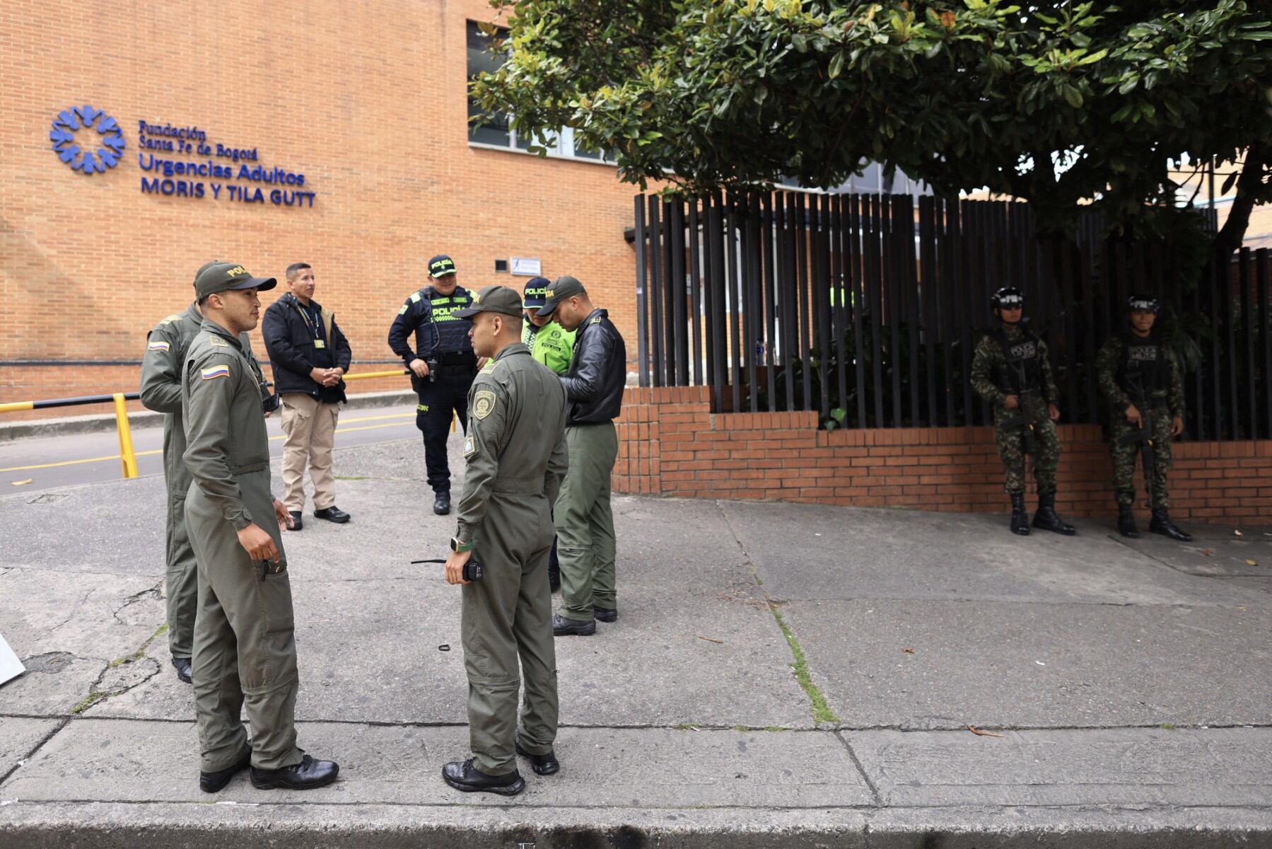 Agentes de la policía presentes en las afueras de la Fundación Santa Fe de Bogotá, el 8 de junio de 2025