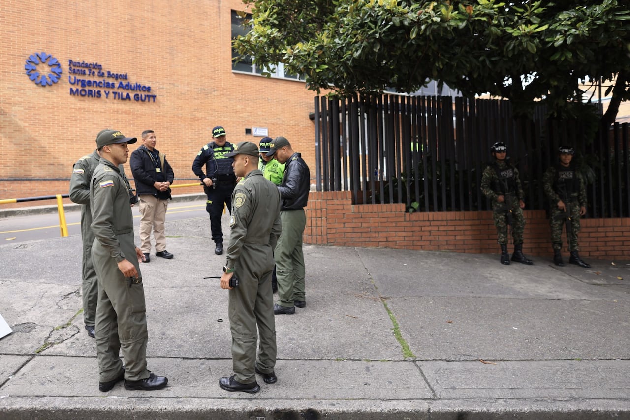 Agentes de la policía presentes en las afueras de la Fundación Santa Fe de Bogotá, el 8 de junio de 2025