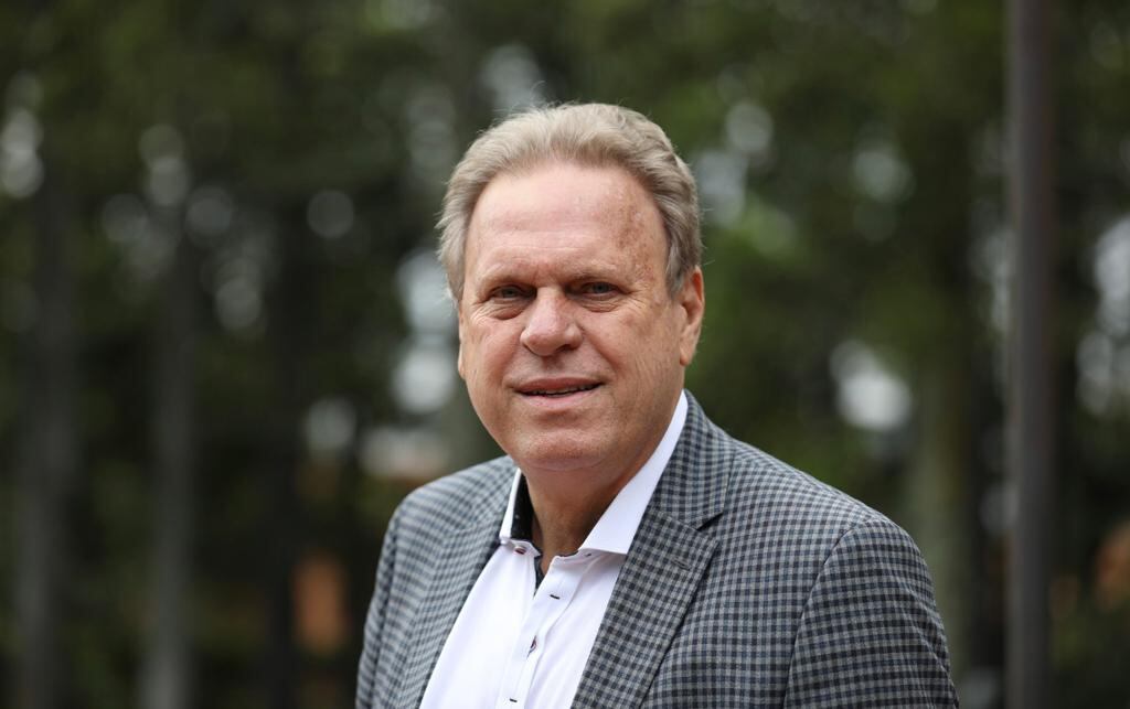 Ramón Jesurún Franco presidente de la Federación Colombiana de Fútbol .
Gobierno anuncia 3000 millones de pesos para apoyar el fútbol profesional femenino.
Ministro del Deporte Guillermo Herrera Castaño
Bogotá nov 3 del 2021